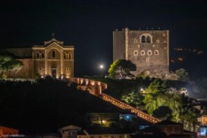 Paternò, il Castello torna a illuminarsi dal basso come nel 2007: sprecati 60 mila euro per i corpi illuminanti