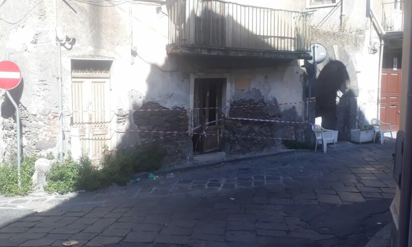 Paternò, incendio in casa disabitata di via San Marco: forse matrice è dolosa