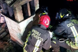 Paternó, canna fumaria s’incendia in abitazione di via Circumvallazione: paura ma nessun ferito