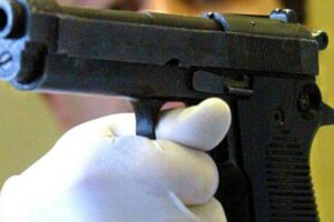 Catania, rapinano una tabaccheria con la pistola giocattolo: arrestati un uomo e una donna