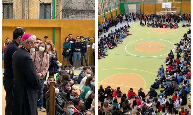 Adrano, l’Arcivescovo Renna incontra i giovani del Rosario: “Preghiamo per la Pace. C’è una Via Crucis quando un uomo soffre” (VIDEO)