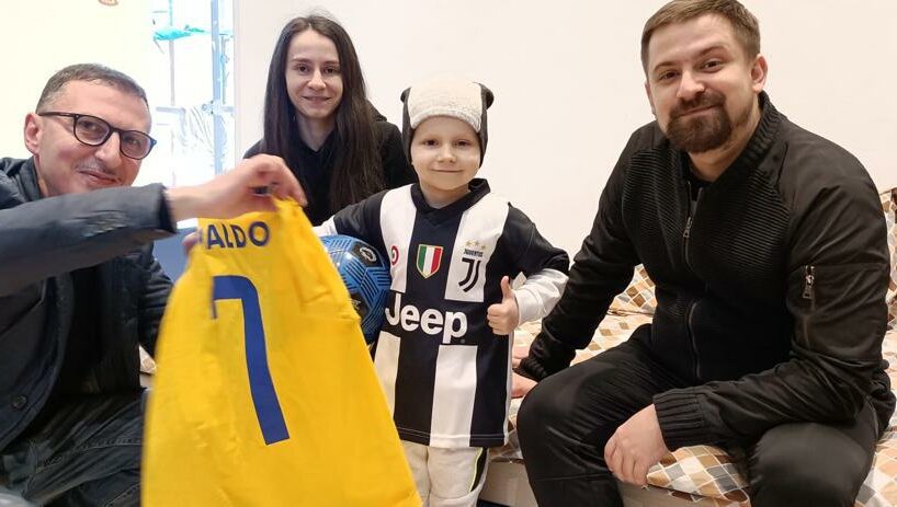 Da Adrano con Amore: Giuseppe La Venia (TG1) consegna un pallone e la maglietta di Ronaldo al bambino ucraino Dimitri (VIDEO)