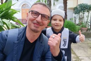 Da Adrano con Amore: Giuseppe La Venia (TG1) consegna un pallone e la maglietta di Ronaldo al bambino ucraino Dimitri (VIDEO)