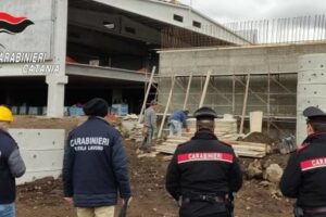 Acireale, bloccato cantiere edile irregolare in via Cristoforo Colombo: sanzioni per 19 mila euro