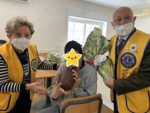 Adrano, uova di Pasqua e sorrisi dal Lions Club per i giovani assistiti del ‘Centro J. F. Kennedy’