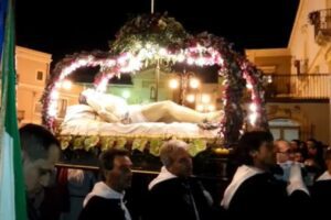 Adrano, stasera la processione del Cristo Morto: ‘U Lizzanti’ e l’errore storico legato al nome