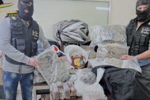 Catania, 2 arresti e 47 kg di droga sequestrata: cocaina e hashish spediti dalla Spagna dentro trolley (VIDEO)