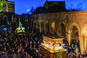 Il patto con il Divino e la ciclicità della Natura: la teatralità sacra che penetra le coscienze