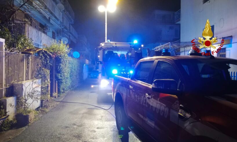 Aci Castello, brucia tettoia di un parcheggio in via V. E. Orlando: abitanti scendono in strada