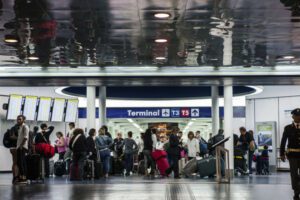 Pasquetta in aeroporto, 160 passeggeri bloccati a Fiumicino chiamano i carabinieri: volo per Comiso parte con molte ore di ritardo