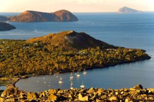 A Vulcano tre giovani turisti soccorsi da elicottero: impauriti ma in buone condizioni