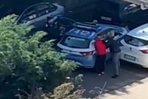 Adrano, due 17enni in fuga con l’auto rubata fino a Biancavilla: bloccati dalla Polizia nei pressi della scuola ‘Bruno’ (VIDEO)