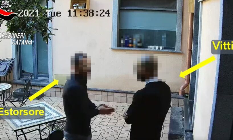 Riposto, banchetti gratis a posto del pizzo nel bar-ristorante appena inaugurato: 34enne arrestato (VIDEO)