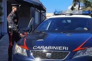 Palagonia, botte alla moglie e una coltellata alla schiena al cognato: 38enne arrestato in flagranza