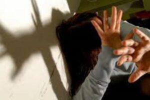 Adrano, aggredisce l’ex compagna mentre tiene in mano una bambina: 23enne arrestato per maltrattamenti in famiglia