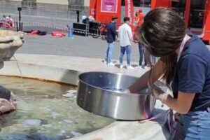 Catania, il pentolone lavato alla Fontana del Liotru: il Giro d’Italia chiede scusa alla città e licenzia l’addetta