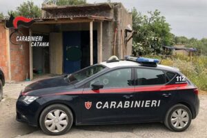 Paternó, corse clandestine: 3 cavalli, armi e munizioni sequestrati in un fabbricato rurale. Denunciato 31enne (VIDEO)