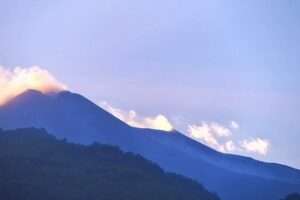 Etna, colata lavica e cenere vulcanica da cratere di Sud-Est. L’Ingv: “È destinata a durare”