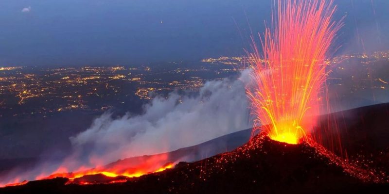 Etna, in aumento l’attività esplosiva al cratere di sud-est: nube di cenere alta 5 km