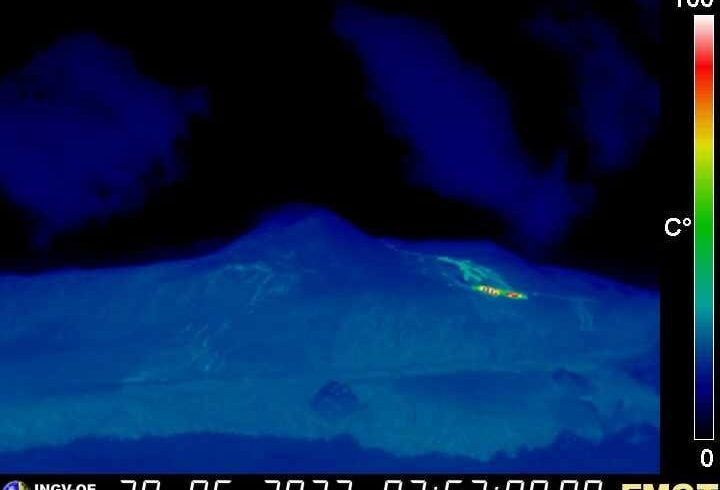 Etna, si apre nuova bocca effusiva: emissione di lava a quota 2800 m