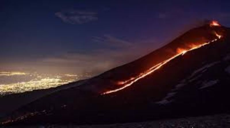 Etna, nuova bocca effusiva nella parte alta della Valle del Bove: a quota 2800 m