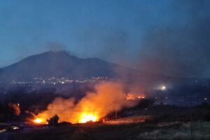 Paternò, spento nella notte l’incendio in zona Ardizzone: le fiamme hanno minacciato alcuni condomini