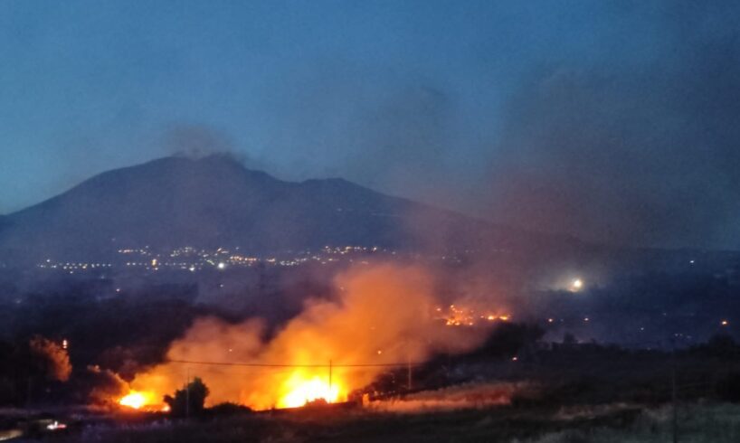 Paternò, spento nella notte l’incendio in zona Ardizzone: le fiamme hanno minacciato alcuni condomini