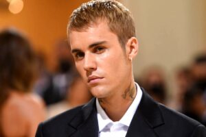 Justin Bieber: “Paralisi al volto per colpa di un virus. Sospendo i concerti”