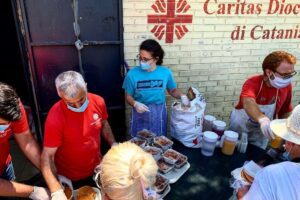 Catania, all’Help Center della Caritas la donazione dei detenuti della casa di reclusione di Noto: serviranno per acquistare beni alimentari