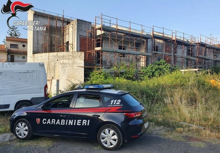 Riposto, due paternesi tentano di rubare ponteggi in un cantiere edile: arrestati