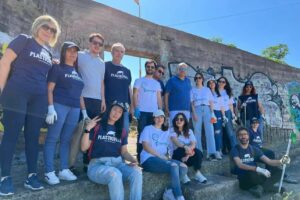 Adrano, ‘Sinergie’ e ‘Plastic Free’ si riprendono la Luna: tanti volontari per la bonifica dell’area sommersa dai rifiuti