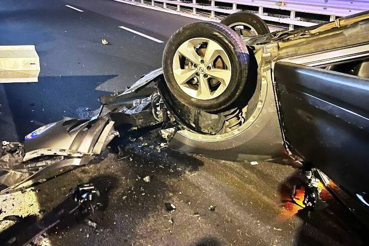 Belpasso, incidente nella notte vicino a Etnapolis: auto si capovolge dopo impatto contro guard rail