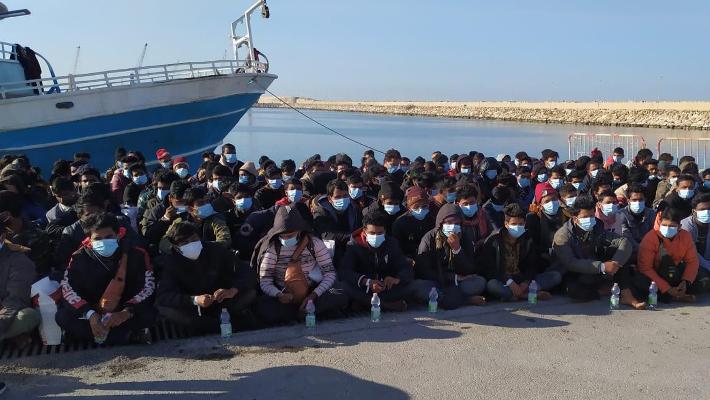 Pozzallo, al porto i primi 181 migranti su navi militari: altri 100 in arrivo su mercantile