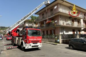 Aci Catena, Vigili del Fuoco in azione per paziente sovrappeso: dall’abitazione all’ambulanza grazie a una ‘scala aerea’