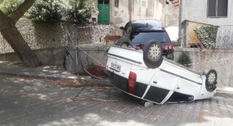 A seguito dell’impatto la Punto è capottata finendo con le ruote in area su via dei Normanni, dopo aver divelto la ringhiera.