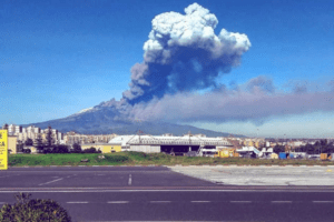 Etna, emissione di cenere dal cratere di Sud-Est: fronti lavici a 2100 m