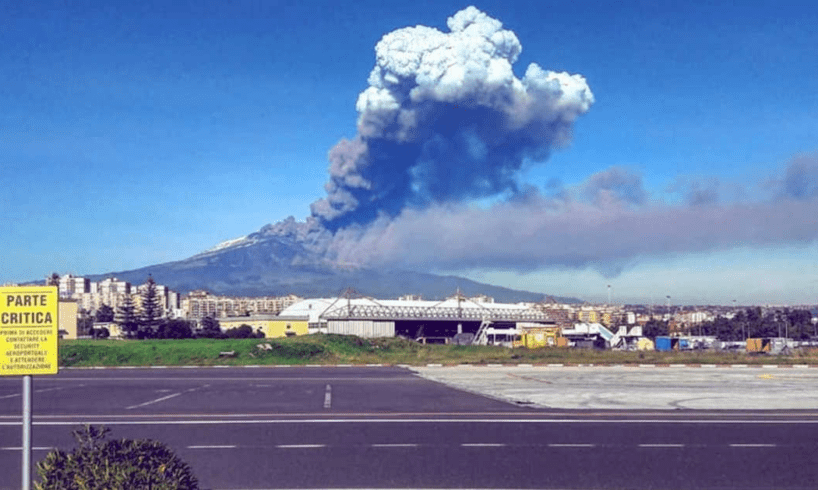 Etna, emissione di cenere dal cratere di Sud-Est: fronti lavici a 2100 m