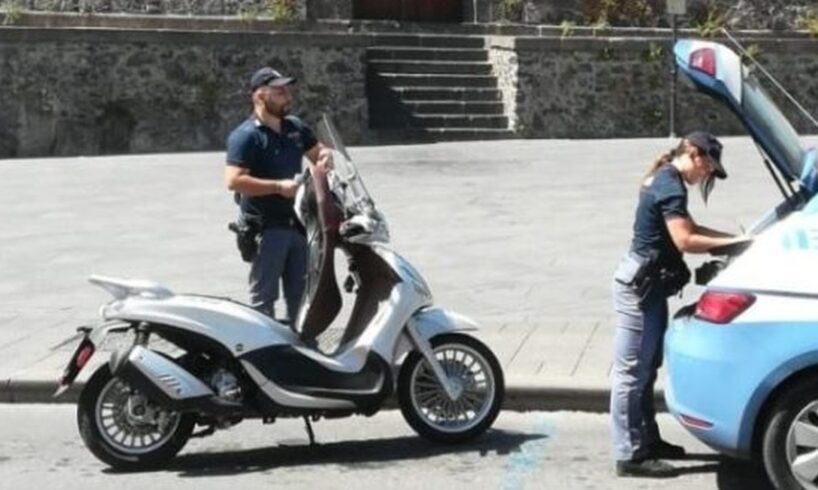 Adrano, 48enne senza patente guida un ciclomotore rubato: denunciato