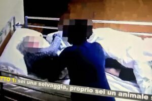 Palermo, anziani legati al letto e presi a schiaffi nella comunità alloggio: 6 indagati