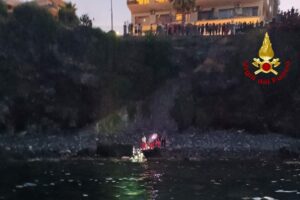 Aci Castello, cadavere di un 70enne incagliato sulla scogliera: da accertare le cause della morte