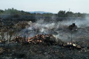 Adrano, aria irrespirabile a causa di un incendio in discarica abusiva: in c.da Difesa Luna