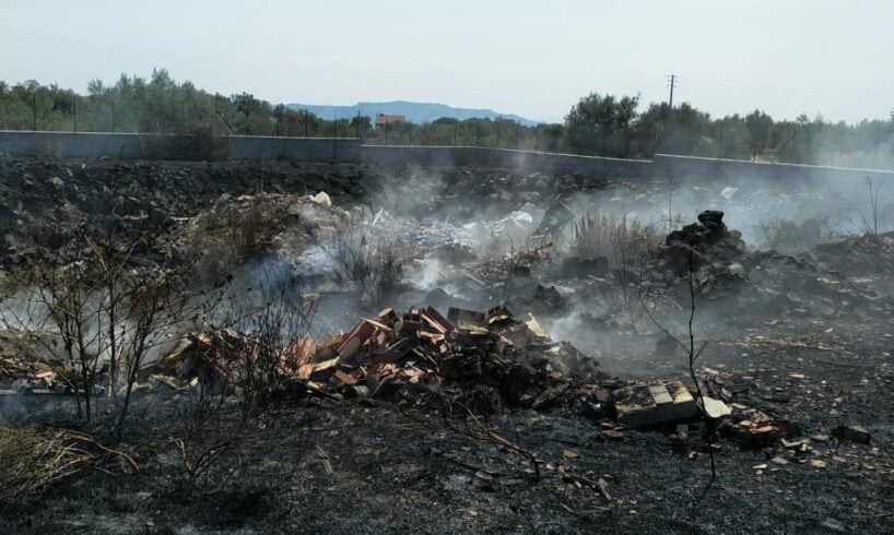 Adrano, aria irrespirabile a causa di un incendio in discarica abusiva: in c.da Difesa Luna