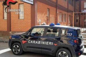 Grammichele, 79enne tenta il suicidio: carabiniere lo salva mentre sta per lanciarsi dal balcone