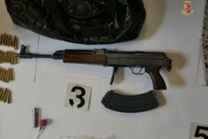 Catania, pregiudicato nascondeva un kalashnikov nel garage: con lui arrestato un altro uomo