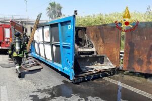 Catania, fiamme nel container di un camion: i Vigili del Fuoco spengono l’incendio