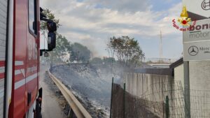 San Gregorio di Catania, incendio vicino a un negozio di moto: coinvolti decine di mezzi