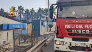 San Gregorio di Catania, incendio vicino a un negozio di moto: coinvolti decine di mezzi