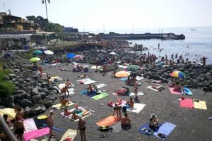 Vacanze, le 10 cose da fare assolutamente in Sicilia: un tuffo a San Giovanni li Cuti, tanto per cominciare