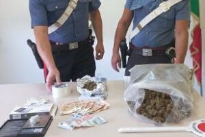 Randazzo, 800 gr di marijuana nascosti in soffitta: 28enne arrestato in flagranza