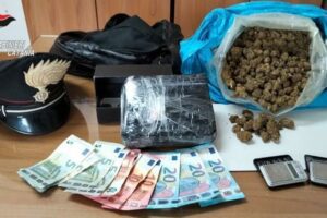 Catania, lo zaino nell’armadio custodiva marijuana e cocaina pura: pusher 27enne continuava a spacciare ai domiciliari